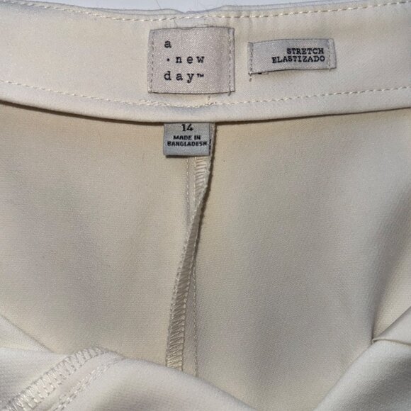 A New Day Off White Stretch Midi Shorts 4" Inseam w/ Pockets Womens Size 14 - Picture 5 of 7